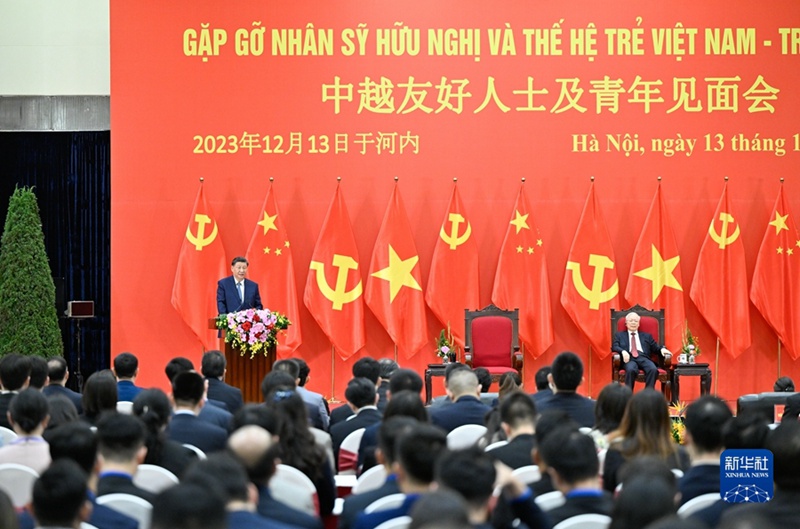 시진핑 주석이 ‘전통적인 우의를 계속 이어가 중국-베트남 운명공동체 건설의 새로운 여정을 열자’라는 제목으로 연설을 하고 있다. 