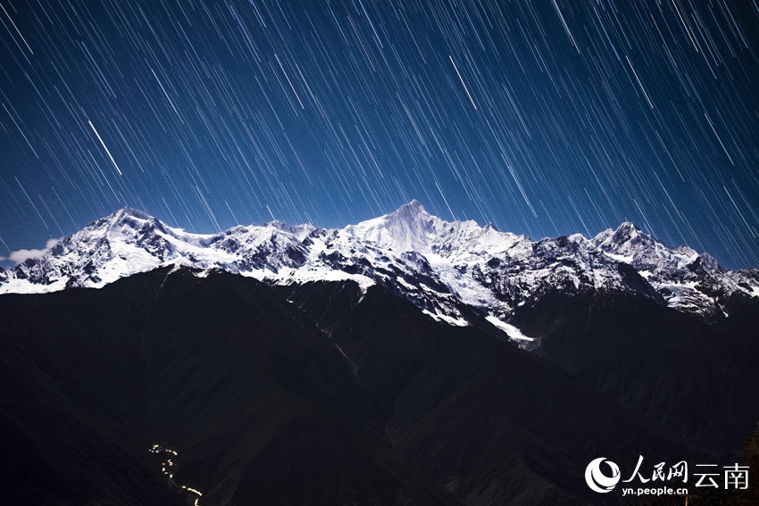 메이리 설산에 펼쳐진 ‘은하수’ [사진 촬영: 자오이저우] 