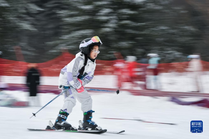 스키 애호가들이 선눙자 국제스키장에서 스키를 즐긴다. [12월 17일 촬영/사진 출처: 신화사]