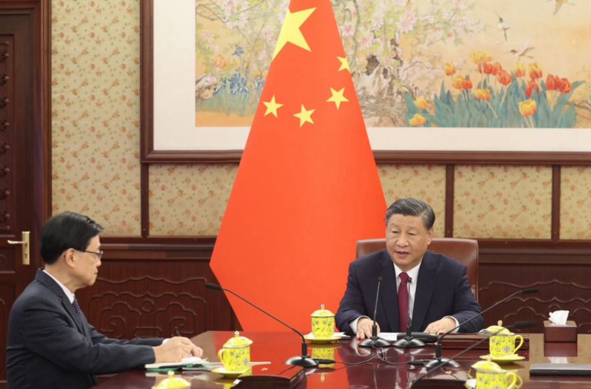 시진핑 국가주석은 중난하이에서 업무 보고차 베이징을 방문한 홍콩특별행정구 리자차오 행정장관을 만났다.
