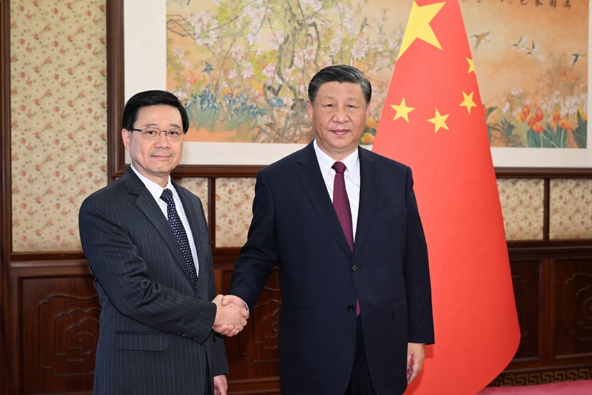 시진핑 국가주석은 중난하이에서 업무 보고차 베이징을 방문한 홍콩특별행정구 리자차오 행정장관을 만났다.