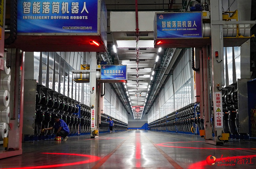 저장성 퉁샹시 소재 폴리에스터 생산 업체 퉁쿤그룹의 ‘미래 공장’에서 각종 자동화 장비와 5G 로봇이 질서 있게 작동되고 있다.