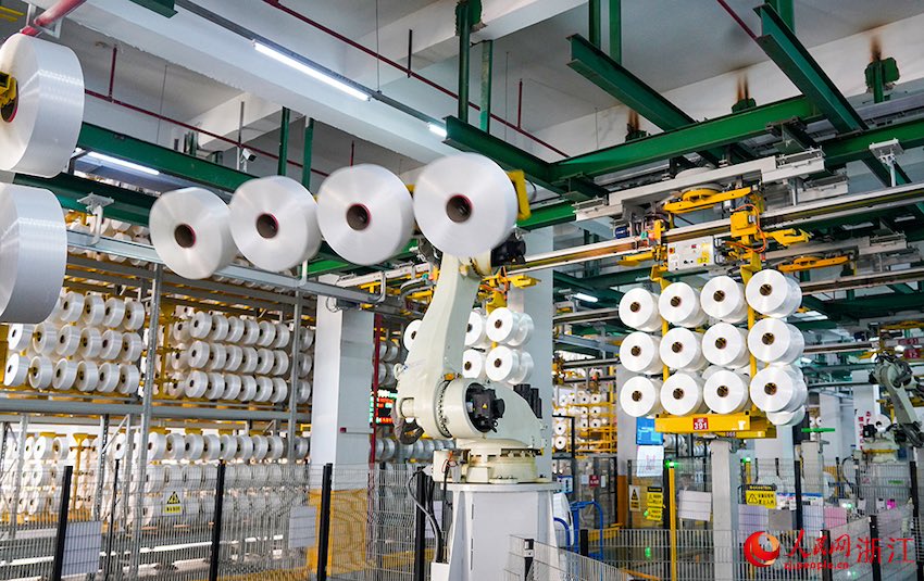 저장성 퉁샹시 소재 폴리에스터 생산 업체 퉁쿤그룹의 ‘미래 공장’에서 각종 자동화 장비와 5G 로봇이 질서 있게 작동되고 있다.