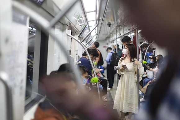 베이징 시민들이 지하철을 타고 출근하고 있다. [사진 출처: 비주얼차이나(Visual China)]