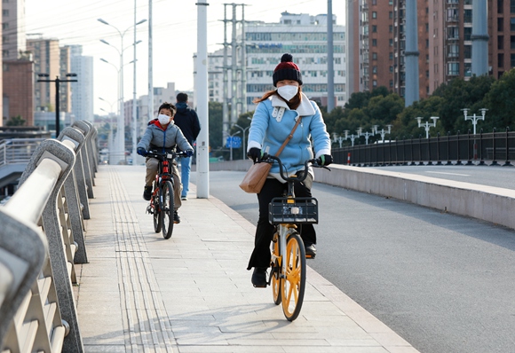자전거로 외출하는 상하이 시민들 [사진 출처: 비주얼차이나]