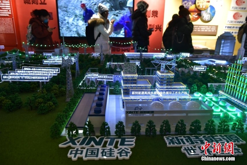 방문객들이 TBEA 본사 과학기술 연구·개발 기지(창업 전시장)를 둘러보고 있다. [12월 19일 촬영/사진 출처: 중국신문사]