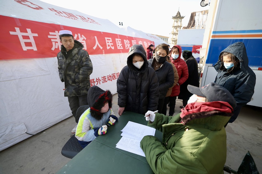 12월 21일 지스산현 다허자진의 임시 대피소, 이재민들이 진료를 받기 위해 줄을 섰다.