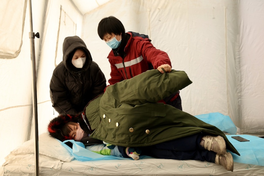 12월 21일 지스산현 다허자진의 임시 대피소, 한 어린이가 치료를 받는다.