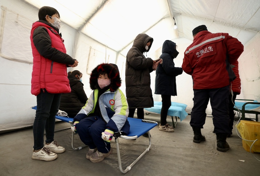 12월 21일 지스산현 다허자진의 임시 대피소, 의사가 이재민들을 진찰한다.