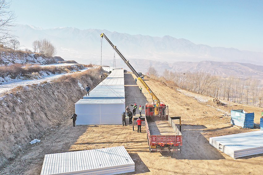간쑤성 지스산현 류지(劉集)향 양와(陽窪)촌, 구조대원이 대피소를 짓고 있다. [12월 24일 촬영/사진 출처: 인민일보]