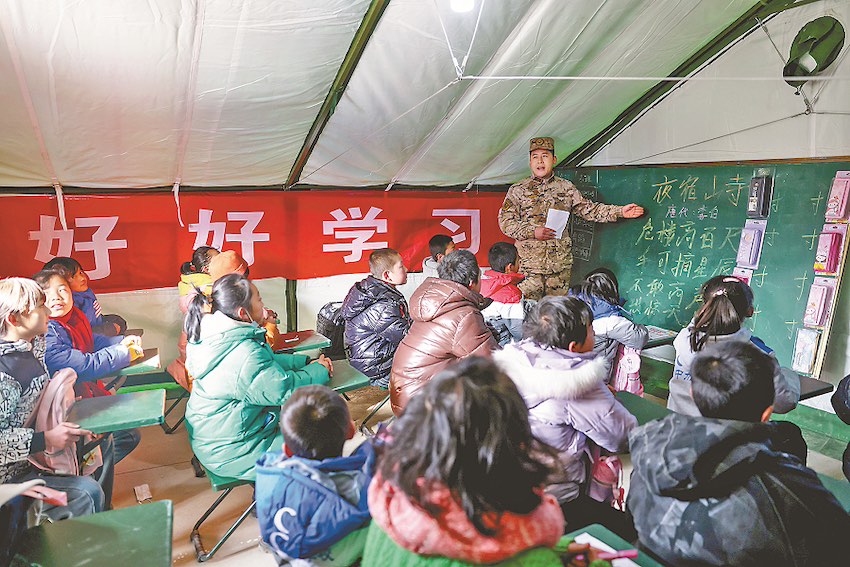 간쑤성 지스산현 류지향 가오리(高李)촌 대피소, 아이들이 ‘무장경찰 애민(愛民) 임시 학교’에서 수업을 듣고 있다. [12월 23일 촬영/사진 출처: 신화사]