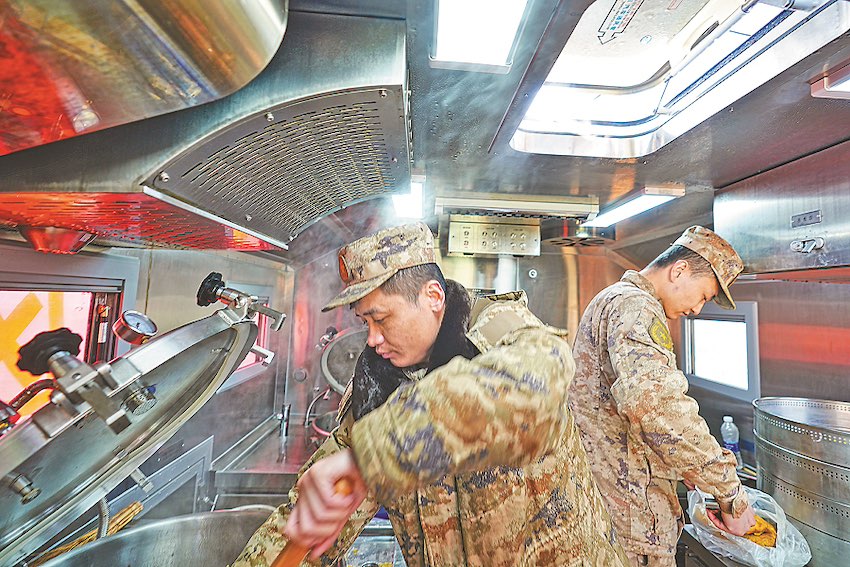 칭하이성 군구(軍區) 직속부대 대원이 민허(民和) 후이족(回族, 회족)·투족(土族, 토족)자치현 진톈(金田)촌에서 마을 주민을 위해 점심을 준비하고 있다. [12월 24일 촬영/사진 출처: 인민일보]