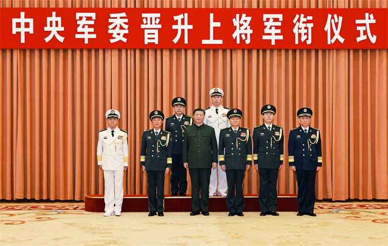 시진핑 주석을 비롯한 지도부가 상장으로 진급한 장교들과 기념 촬영을 하고 있다.