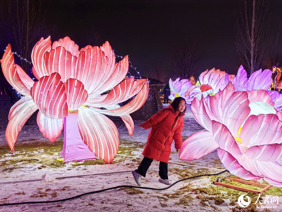 시민들이 샤오차오 공원 꽃등 앞에서 기념촬영을 하고 있다.