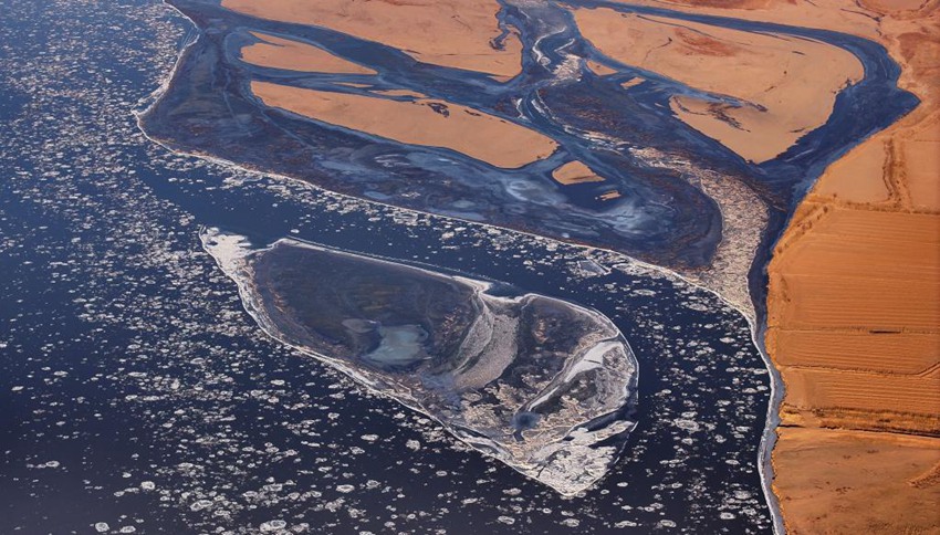 황허강 닝샤 구간에서 촬영한 얼음이 떠 있는 강의 풍경 [12월 24일 드론 촬영]