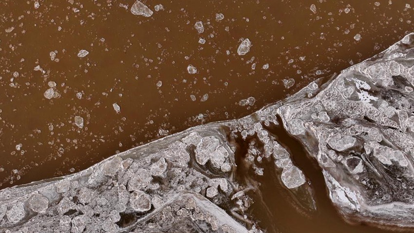 황허강 닝샤 구간에서 촬영한 얼음이 떠 있는 강의 풍경 [12월 24일 드론 촬영]