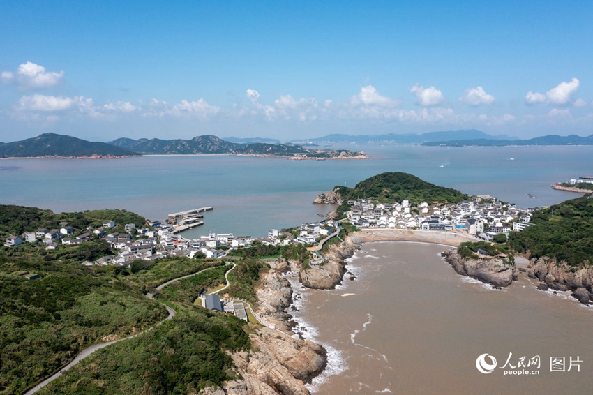 9월, 푸른 하늘과 흰구름 아래 생기가 넘쳐흐르는 저장(浙江)성 저우산(舟山)시 바이사(白沙)섬이 한 폭의 그림처럼 아름답다.