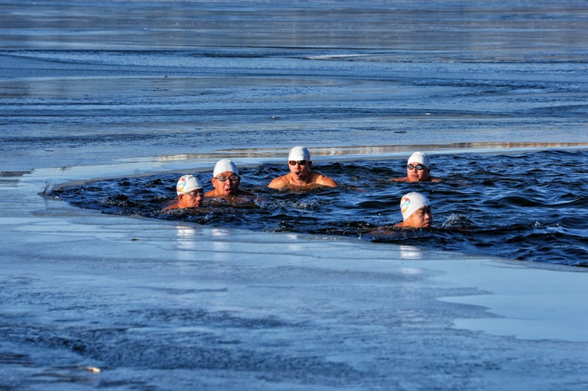 12월, 지린성 창춘시 난후(南湖)공원 ‘겨울 수영의 집’에서 겨울 수영 애호가들이 영하 11도의 추운 날씨에도 신체를 단련하며 ‘얼음 호수’에서 수영하는 재미를 만끽하고 있다.