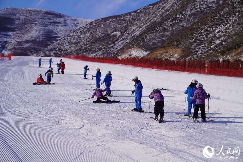 초등학생들이 량청 스키장에서 스키 수업을 받고 있다.