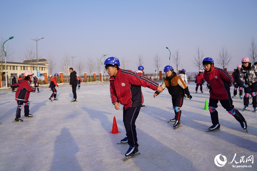 수광중학교 학생들이 학교 빙판 위에서 스케이트 수업을 받고 있다. 