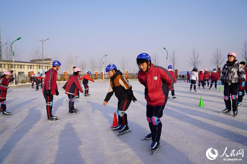 수광중학교 학생들이 학교 빙판 위에서 스케이트 수업을 받고 있다.