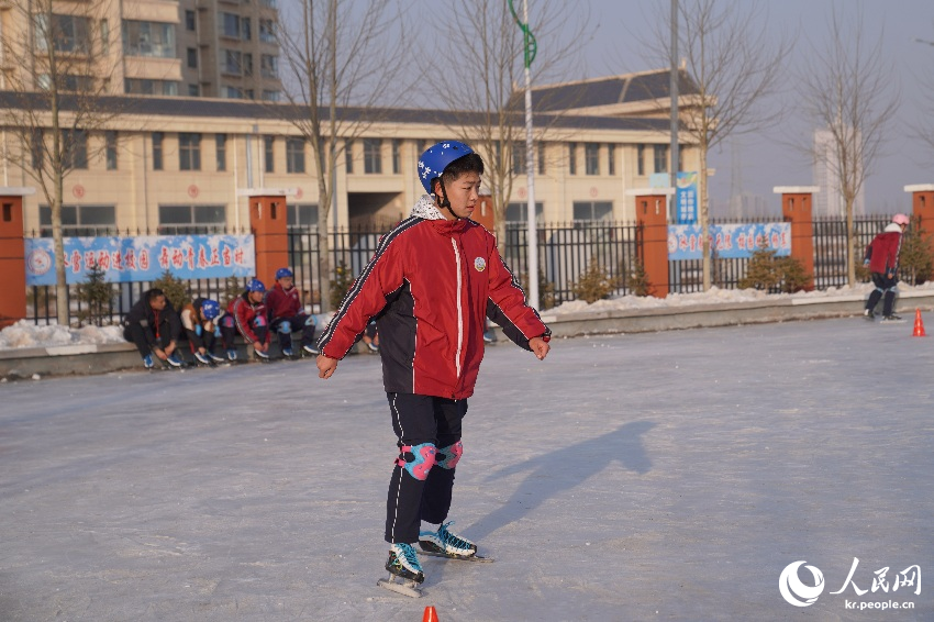 수광중학교 학생들이 학교 빙판 위에서 스케이트 수업을 받고 있다.