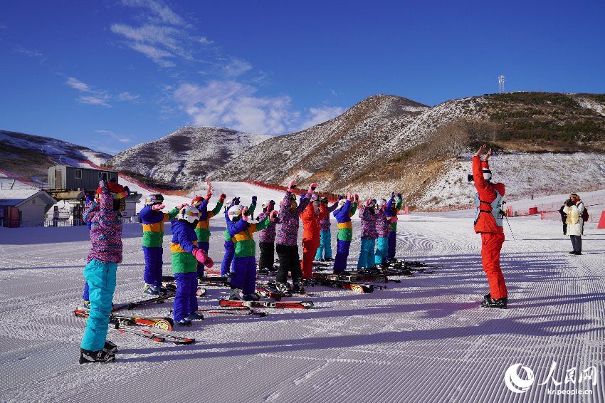 량청(凉城) 스키장에서 초등학생들이 코치의 지도에 따라 스트레칭을 하고 있다.