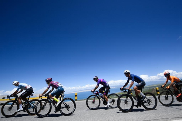 2023년 7월 15일, 제22회 칭하이(靑海)호 국제도로 자전거 대회(Tour of Qinghai Lake)에 출전한 선수들이 라이딩을 하고 있다.