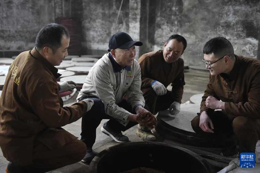 무형문화재 계승자 루전잉(왼쪽 2번째) 씨가 작업자들에게 기술을 지도하고 있다. [2023년 12월 21일 촬영]