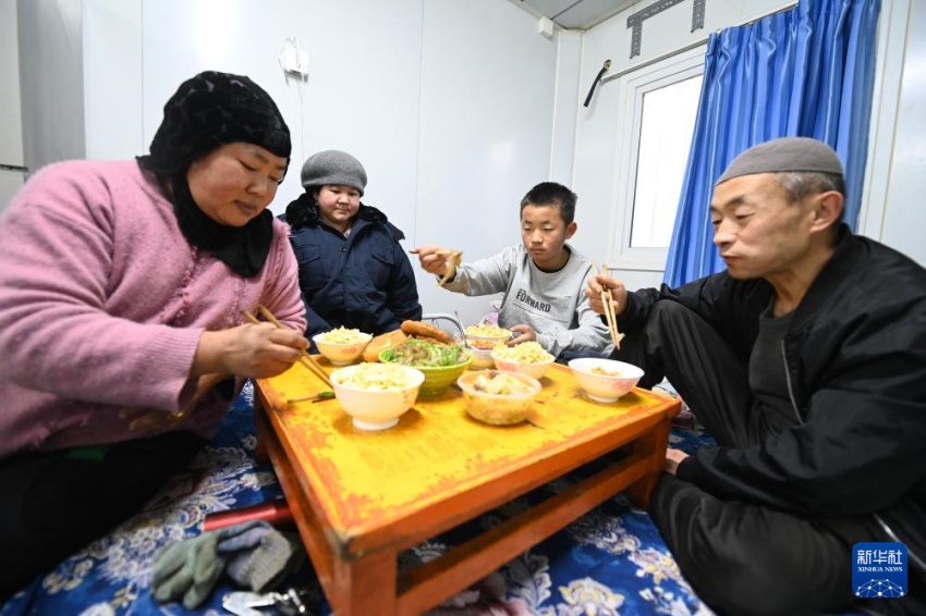 간쑤성 지스산현 다허자진 다허촌 대피소, 마을 주민이 대피소에서 식사를 하고 있다. [1월 1일 촬영/사진 출처: 신화사]