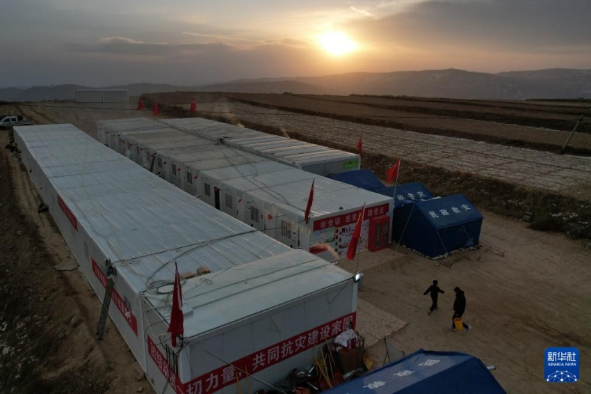 간쑤성 지스산현 스위안진에서 촬영한 선자핑촌 대피소의 새벽 풍경 [1월 1일 드론 촬영/사진 출처: 신화사]