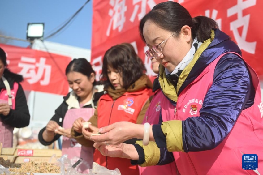 칭하이성 하이둥(海東)시 민허(民和) 후이족(回族, 회족)·투족(土族, 토족)자치현 중촨(中川)향 차오탄(草灘)촌 대피소, 자원봉사자가 마을 주민과 만두를 빚고 있다. [1월 1일 촬영/사진 출처: 신화사]