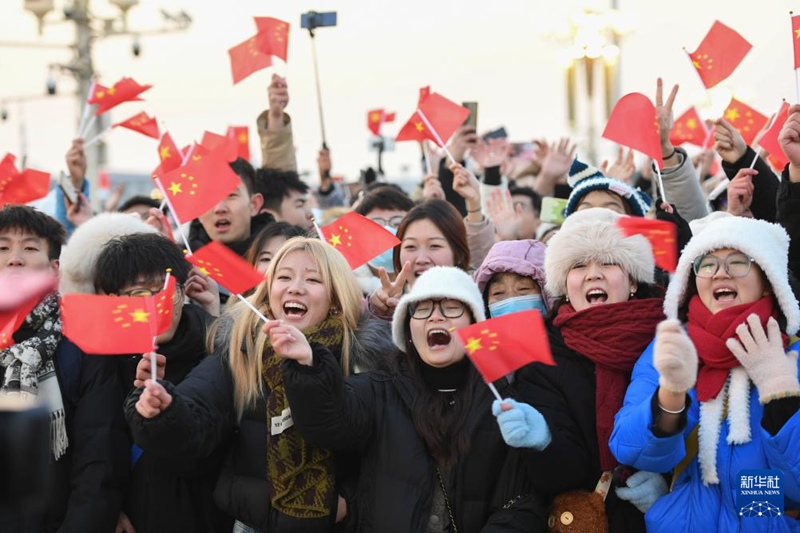 1월 1일, 베이징 톈안먼(天安門·천안문) 광장에서 성대한 국기 게양식이 열렸다. 이는 게양식 후 환호하는 시민들의 모습이다.