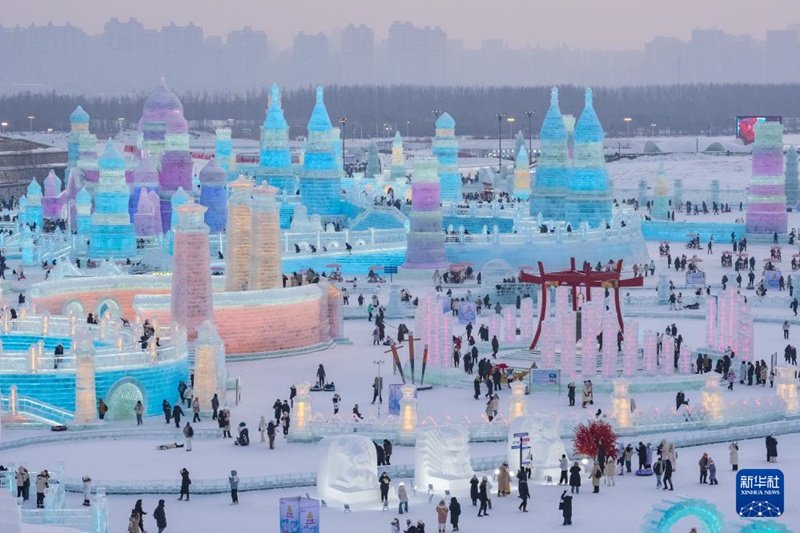 1월 1일, 관광객들이 하얼빈 빙설대세계(冰雪大世界)에서 즐거운 시간을 보낸다.