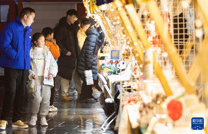 1월 1일, 관광객들이 청두(成都) 콴자이샹쯔(寬窄巷子)에서 쇼핑을 즐긴다.