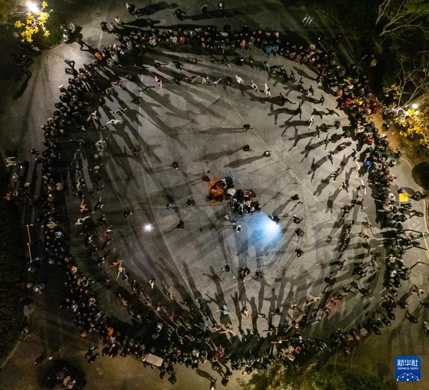 사람들이 광장에서 궈좡춤을 추고 있다. [2023년 12월 16일 드론 촬영/사진 출처: 신화사]