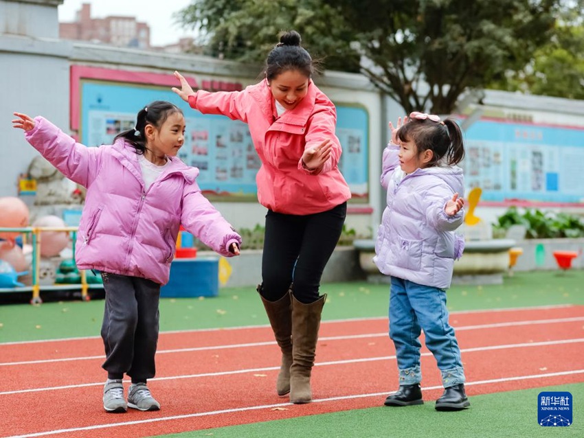 융지가 유치원 아이들에게 궈좡춤의 기본 동작을 선보이고 있다. [2023년 12월 15일 촬영/사진 출처: 신화사]