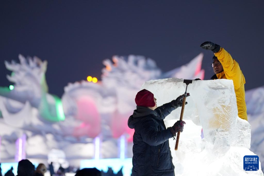 1월 2일 참가 선수들이 빙설대세계에서 얼음 조각을 만들고 있다. 