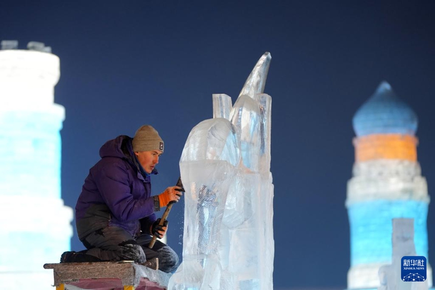 1월 2일 참가 선수가 빙설대세계에서 얼음 조각을 만들고 있다. 