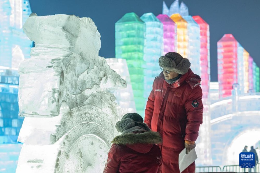 1월 2일 참가 선수들이 빙설대세계에서 얼음 조각을 만들고 있다. 