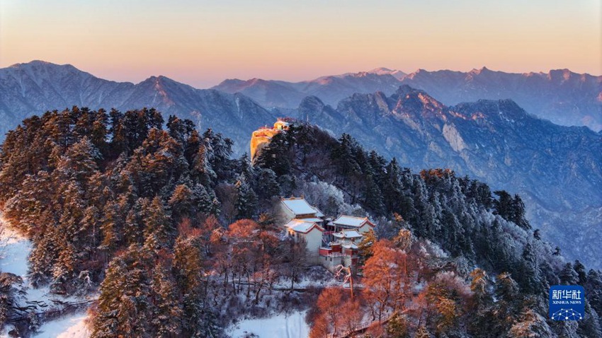 눈이 내린 화산산의 난펑(南峰)과 진톈궁(金天宮) [12월 12일 드론 촬영/사진 촬영: 자오샤오강]