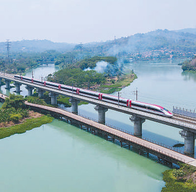 중국과 인도네시아 간 ‘일대일로’ 공동 건설 협력 프로젝트인 자카르타-반둥 고속철도가 2023년 10월 17일(현지시간) 정식 개통됐다. 사진은 인도네시아 뿌르와까르타에서 달리는 고속열차의 모습 [사진 출처: 신화사]