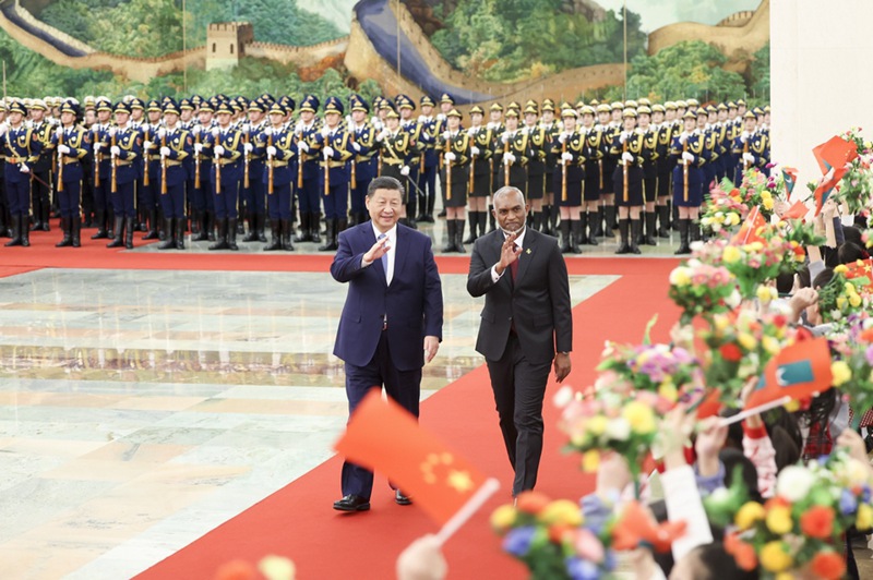 회담 전 인민대회당에서 열린 환영식에 참석한 시진핑 주석과 무이주 대통령의 모습