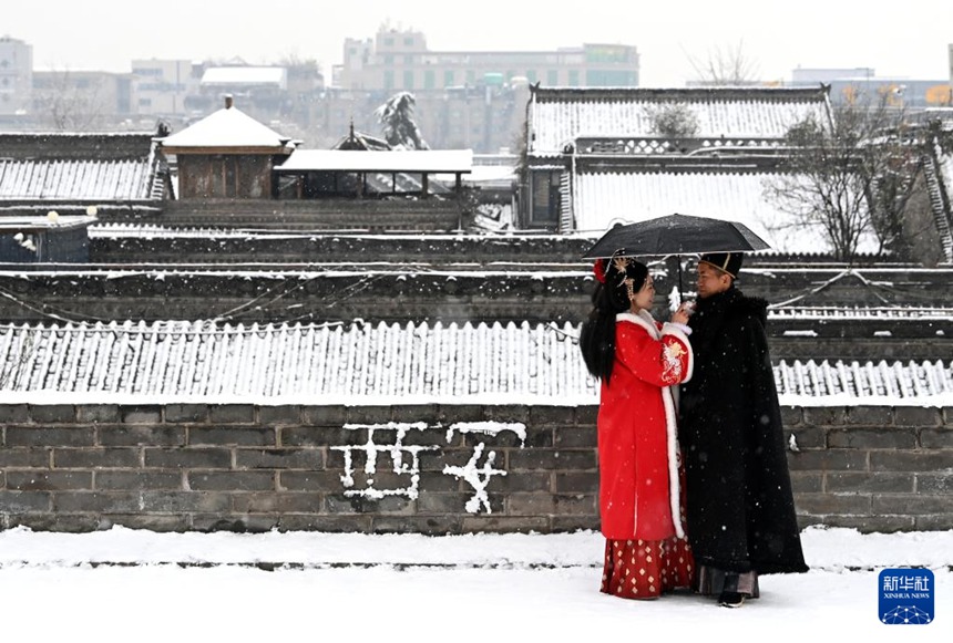 관광객들이 시안 성벽에서 눈을 감상하고 있다. [1월 16일 촬영/사진 출처: 신화사]