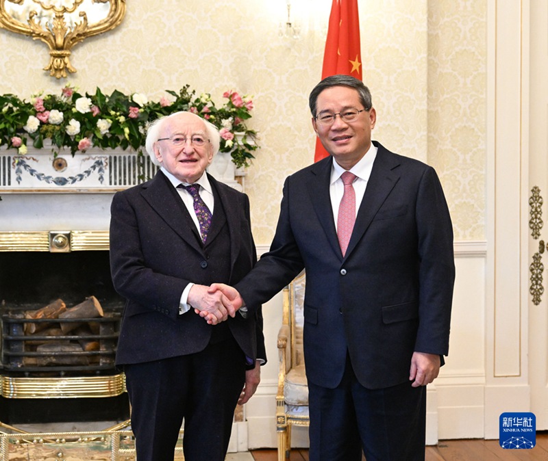 리창 총리가 히긴스 대통령과 악수를 나누고 있다.