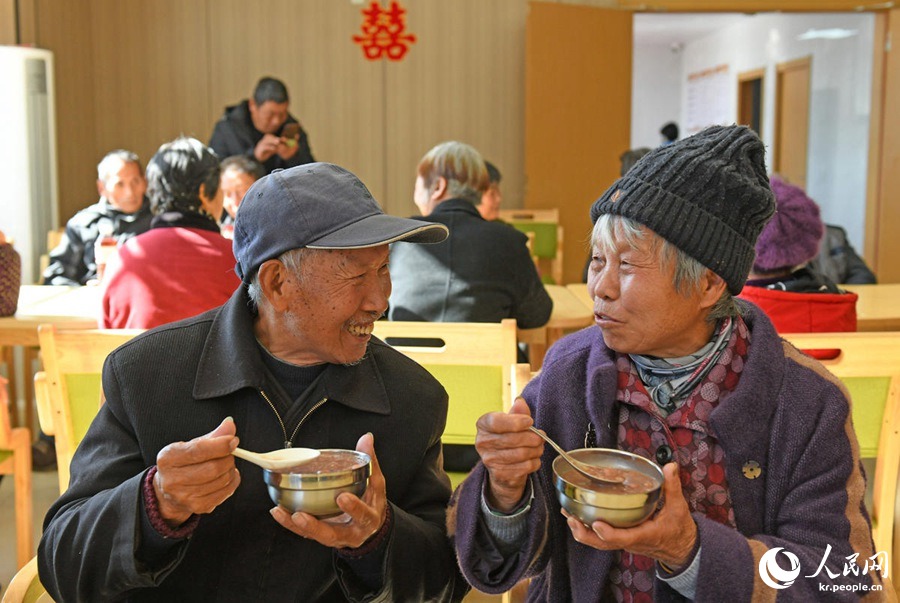 저장(浙江)성 타이저우(臺州)시 셴쥐(仙居)현 관루(官路)진 양로서비스센터에서 자원봉사자가 50여 명에 노인에게 라바저우와 패딩잠바를 전달했다. 봉사자들이 노인과 이야기를 나누고 전지(剪紙: 종이공예)를 하며 라바제를 맞이한다. [1월 17일 촬영/사진 출처: 인민포토]