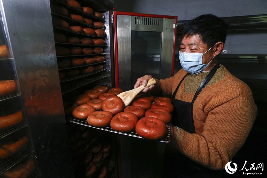 안후이(安徽)성 황산(黄山)시 이(黟)현 시디(西遞)진 스인(石印)촌 두부 제조 장인이 바쁘게 이현의 민간 특산품인 ‘라바 두부’를 만들고 있다. [1월 16일 촬영/사진 출처: 인민포토]