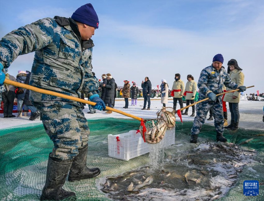 어장 작업자들이 건진 물고기를 담고 있다. [1월 13일 촬영/사진 출처: 신화사]