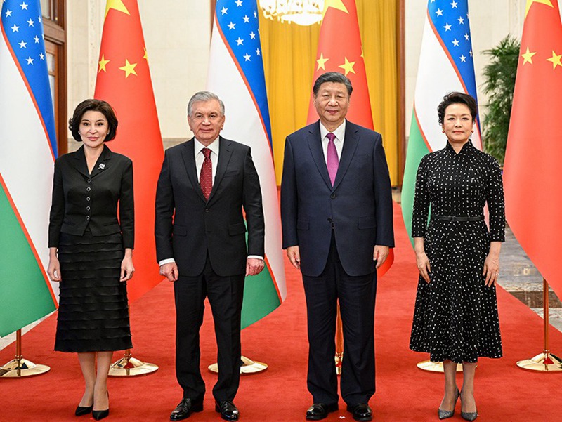회담에 앞서 시진핑 주석과 부인 펑리위안(彭麗媛) 여사가 미르지요예프 대통령 부부와 함께 인민대회당 북대청에서 열린 환영식에 참석해 있다.