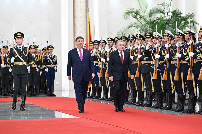 회담에 앞서 시진핑 주석과 미르지요예프 대통령이 인민대회당 북대청에서 열린 환영식에 참석하고 있다.